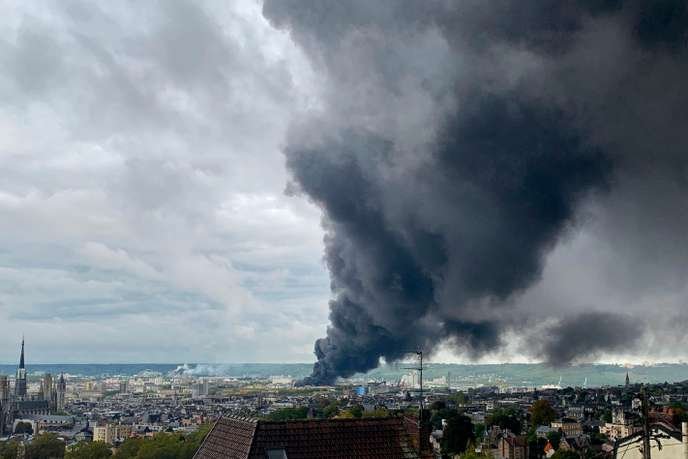 incendie 1.jpg?resize=1200,630 - Incendie: L'usine chimique Lubrizol de Rouen a brûlé et créé un impressionnant nuage de fumée