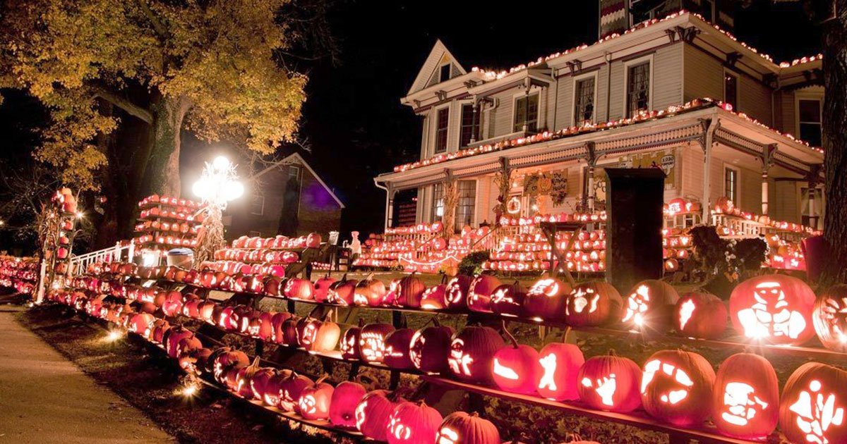 kenovas pumpkin house puts 3000 pumpkins on display every year to celebrate halloween.jpg?resize=1200,630 - Chaque année, cette maison est décorée par 3000 citrouilles pour célébrer Halloween