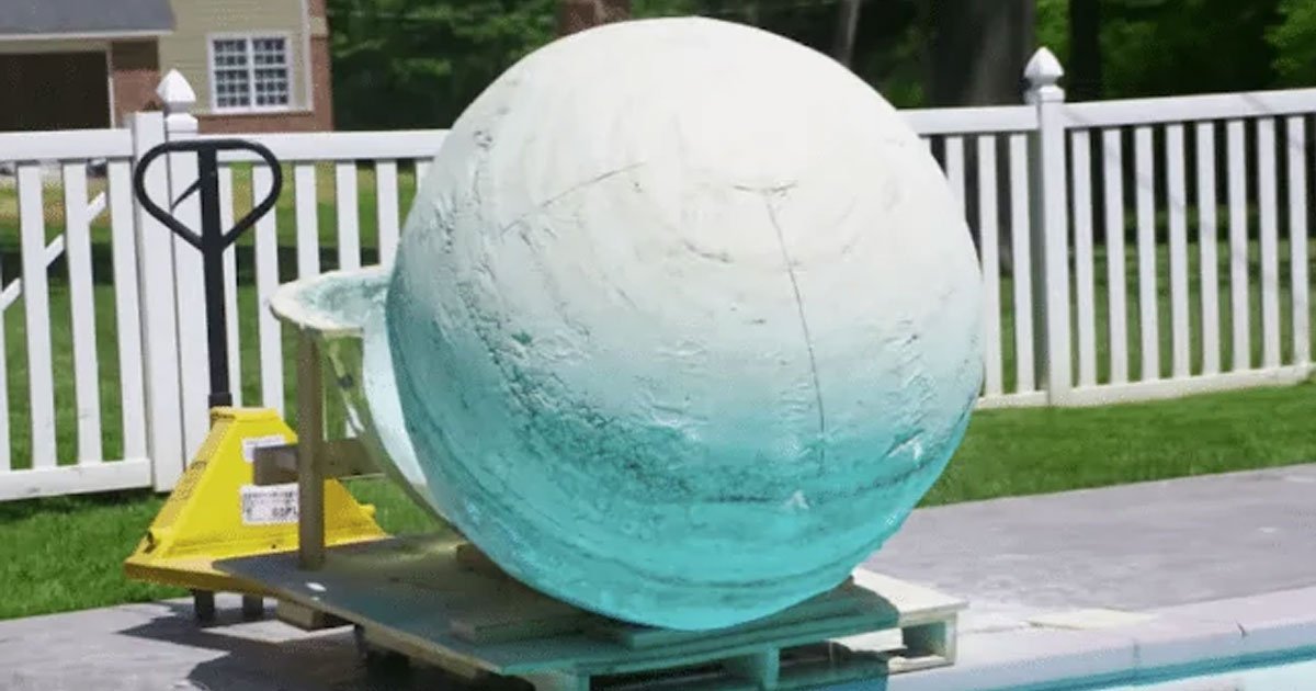 man rolled 2000 pound bath bomb into pool.jpg?resize=412,275 - Une bombe de bain de 900 kilos pour une piscine