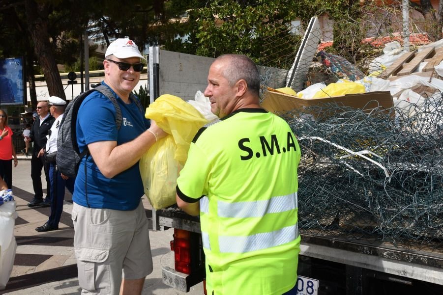 monaco1.jpg?resize=412,232 - Monaco: Le prince Albert II a enfilé des gants et nettoyé les rue de sa principauté