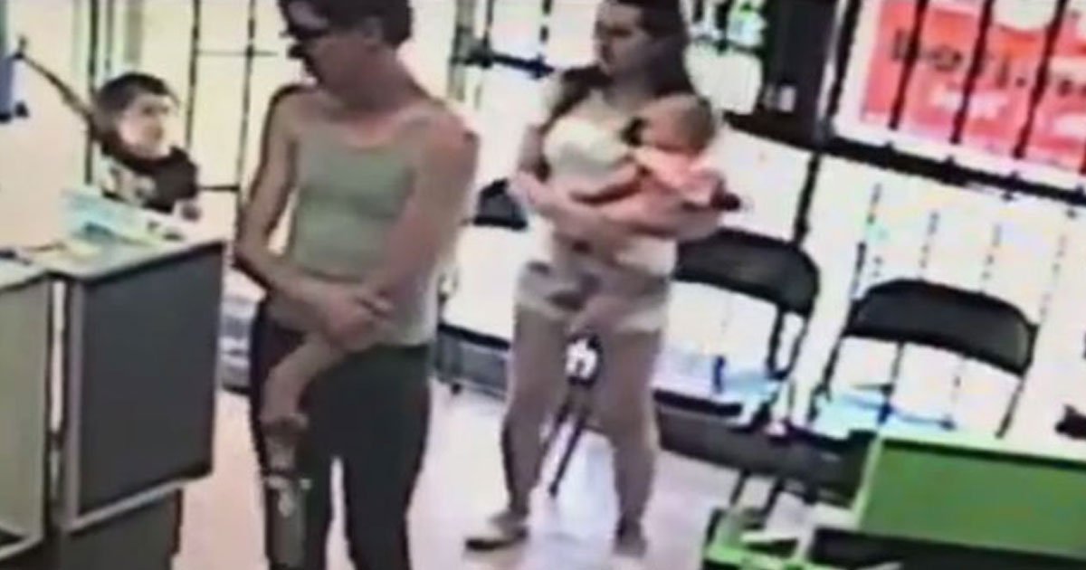 mother saves daughter being kidnapped.jpg?resize=412,275 - Elle sauve sa fille qui se fait kidnapper