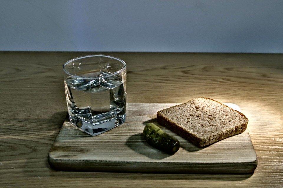 pain et eau.jpg?resize=412,275 - Dans l'Allier, des enfants se sont fait servir du pain et de l'eau à la cantine