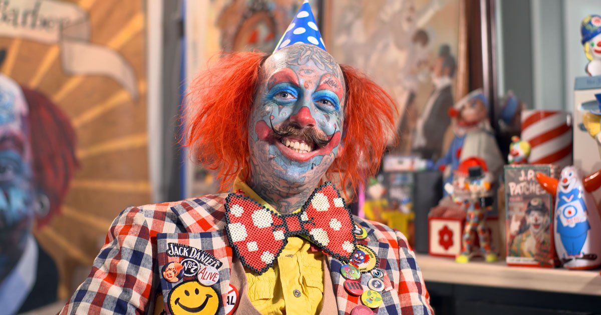 Un Homme Avec Un Tatouage Permanent De Clown Malchanceux Dans Ses Relations Dit Qu Il Aime Ce Qu Il Fait Et Qu Il Ne Regrette Rien Vonjour