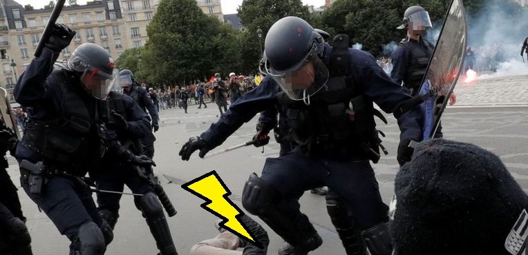 police violente 1.jpg?resize=412,275 - Violence: La police a gazé d'innocents touristes sur les Champs-Élysées