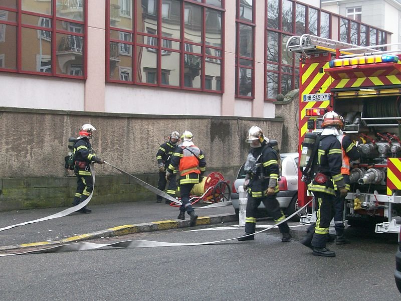 pompier.jpg?resize=412,275 - Grièvement brûlé lors d'une intervention, un pompier doit rembourser 9000 euros à l'assurance