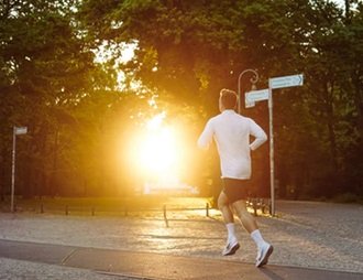 runner.jpg?resize=412,232 - Un homme a mangé et bu pour 444 euros au restaurant avant de s'enfuir sans payer