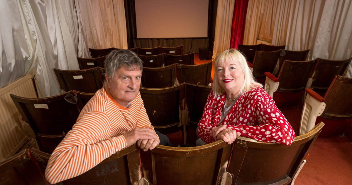 sdfsdf 3.jpg?fit=1024%2C538&ssl=1&strip=all - Couple Transformed A Neglected Pub In Their Community Into A Smallest Cinema Of London