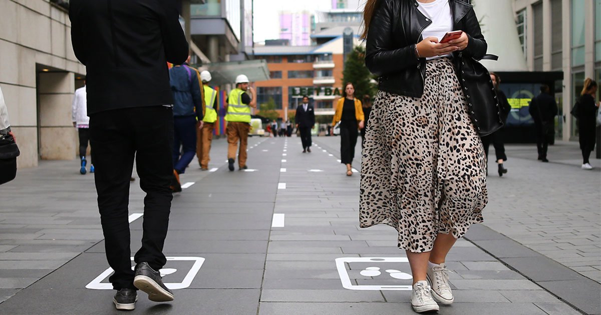 slow lanes for texting pedestrians has been set up to stop collisions in britain.jpg?resize=1200,630 - Une «voie lente» a été créée en Grande-Bretagne pour les piétons envoyant des SMS