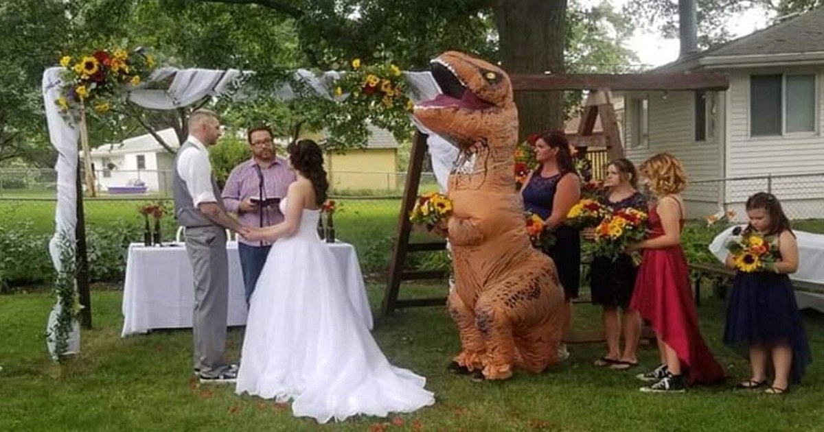 t3 1.jpg?resize=1200,630 - Ce moment génial où la demoiselle d'honneur est arrivée dans un costume de T-Rex pour le mariage de sa sœur