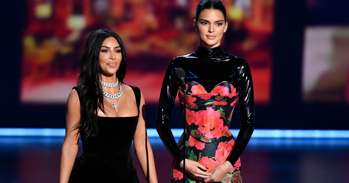 the auditorium burst into laughter when kim and kendall described their show real and unscripted at emmys.jpg?resize=412,275 - Les soeurs Kardashian décrivent leur série comme réelle et spontanée