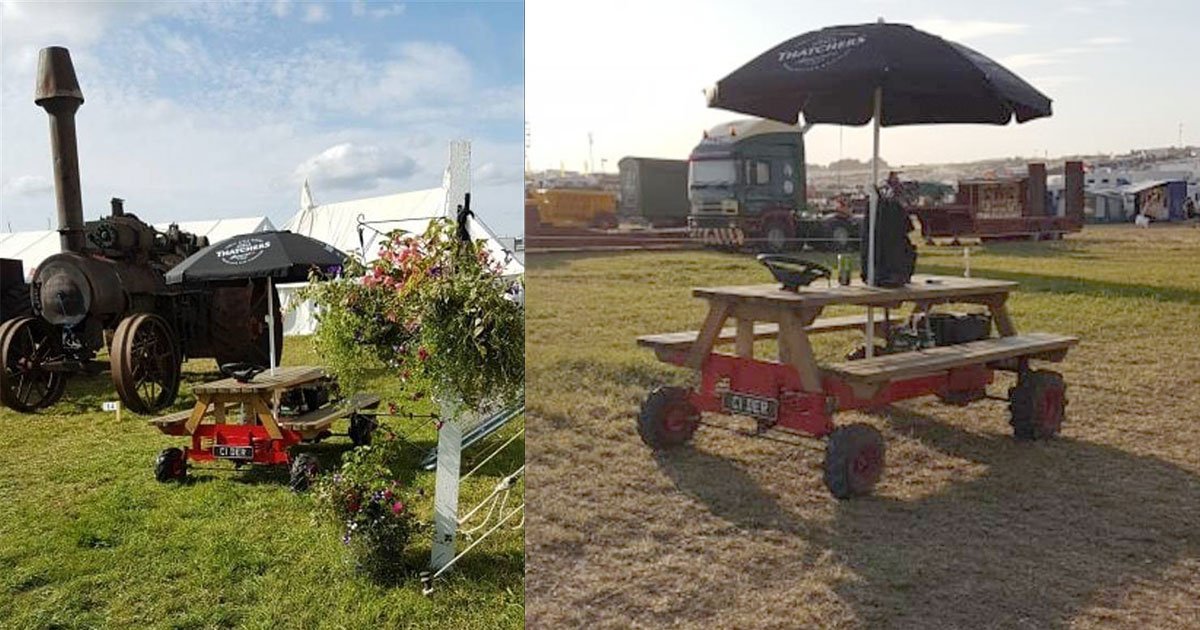 two friends created a motor powered pub bench and it is quite creative.jpg?resize=412,275 - Deux amis ont créé une table de jardin motorisée, de quoi bien s'amuser en été