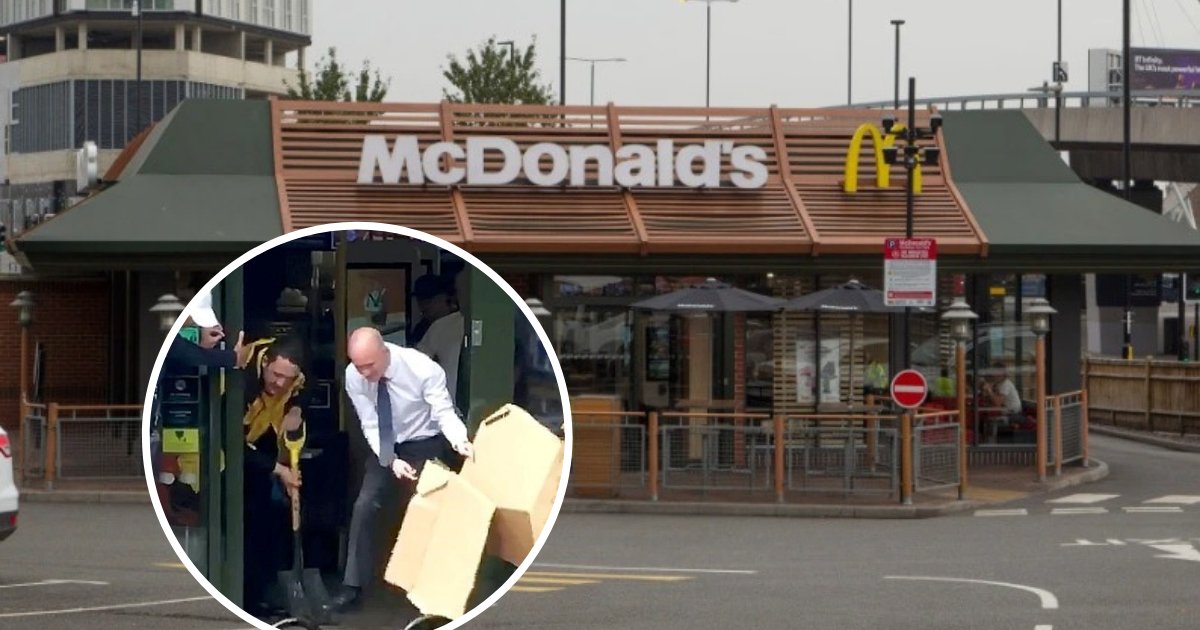 untitled design 2019 09 03t202257 612.png?resize=412,232 - Des passants ont hurlé lorsqu'un employé de McDonald's a retiré un énorme rat du restaurant avec une pelle