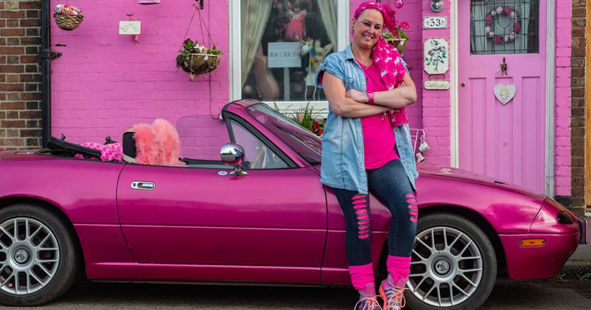 woman painted everything pink.jpg?resize=412,275 - House Of The Woman Obsessed With The Pink Color Has Turned Into A Tourist Spot
