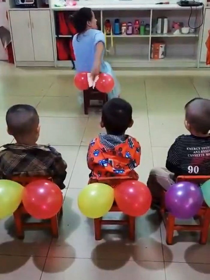 A Teacher Used Balloons To Teach Her Students How To Wipe Properly ...