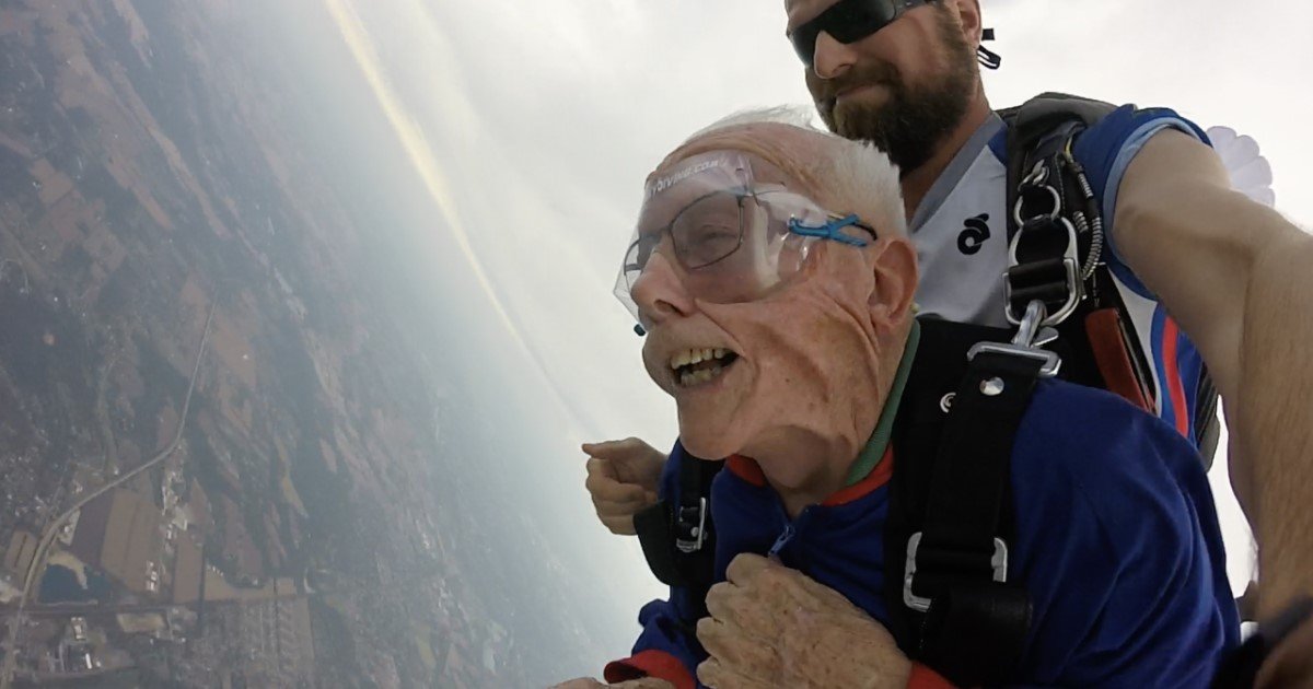a 5.jpg?resize=1200,630 - Un homme de 94 ans saute en parachute : Il prouve qu'il n'est jamais trop tard pour réaliser son rêve