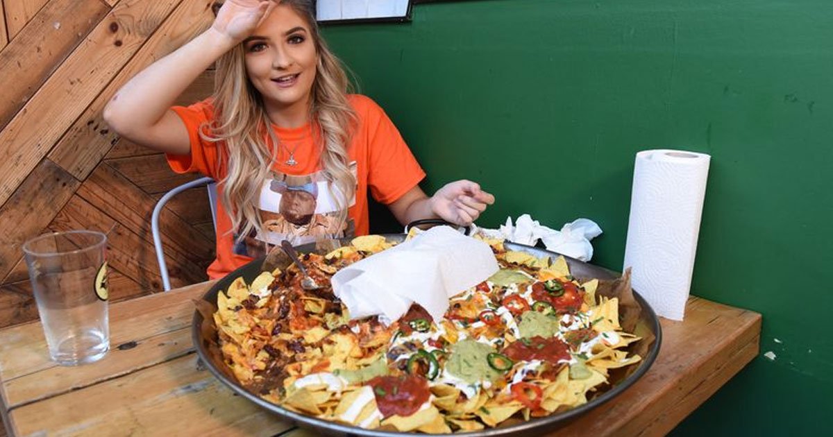 a restaurant challenged to finish worlds biggest plate of nachos in one hour.jpg?resize=412,275 - This Restaurant Challenges You To Finish The World's Biggest Plate Of Nachos In One Hour