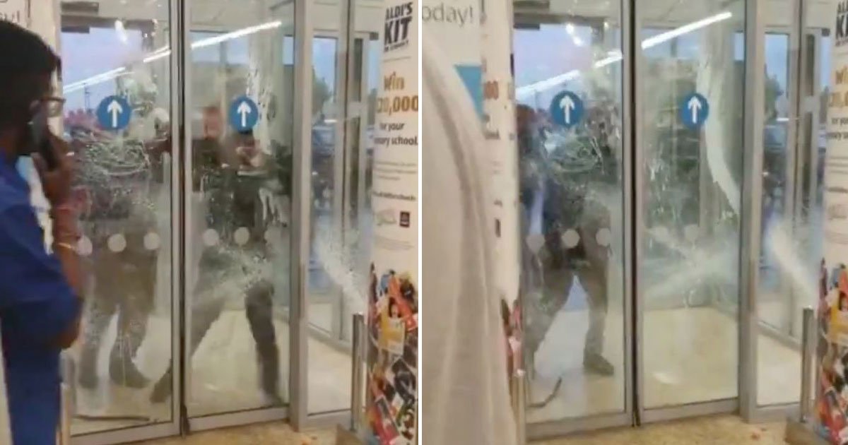 armed gang break in aldi store.jpg?resize=412,275 - Un groupe armé de barres de fer et de poings américain ont tenté d'entrer par effraction dans un supermarché