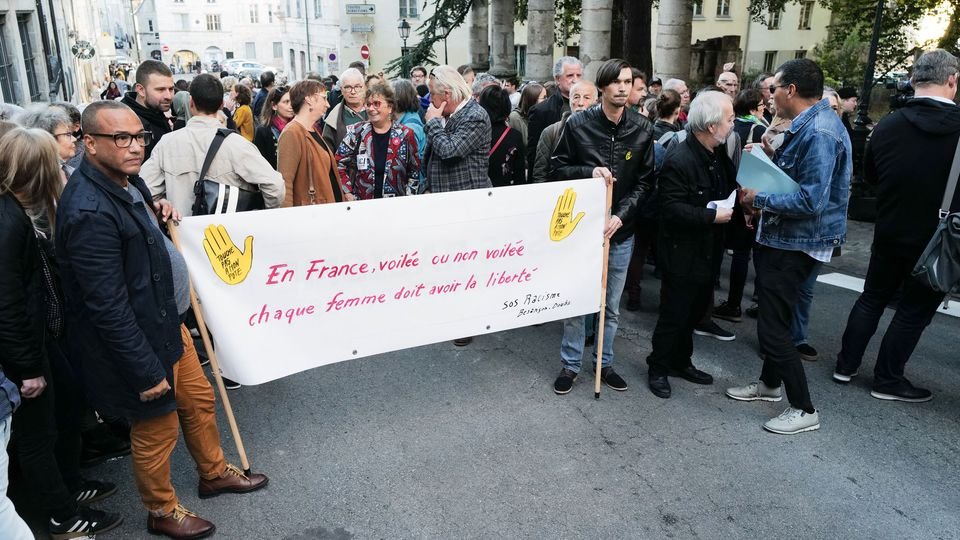 besancon.jpg?resize=1200,630 - Besançon: Une manifestation pour soutenir la mère voilé prise à partie par Julien Odoul