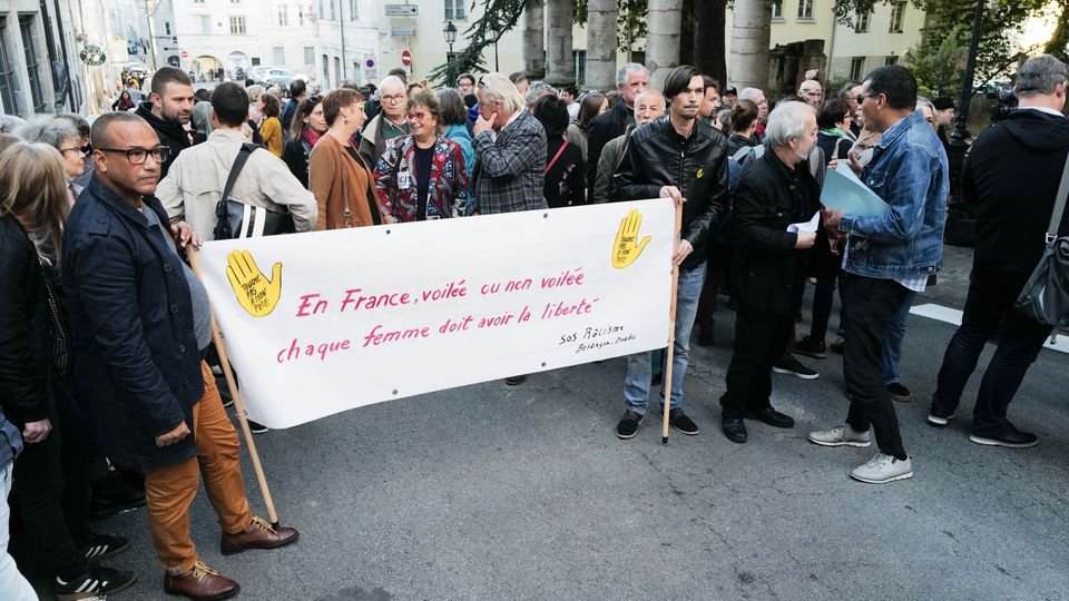 besancon.jpg?resize=412,275 - Besançon: Une manifestation pour soutenir la mère voilé prise à partie par Julien Odoul