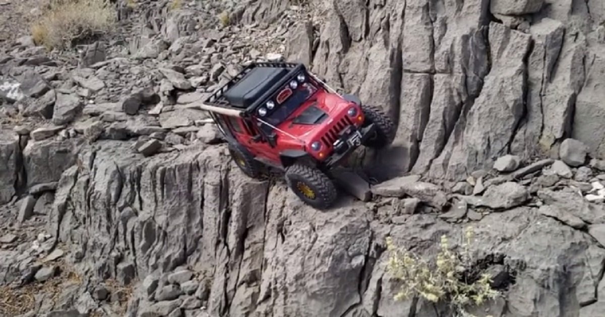 d3 1.jpg?resize=1200,630 - Driver Successfully Navigated His Jeep Through A Precarious Trail Like A Boss