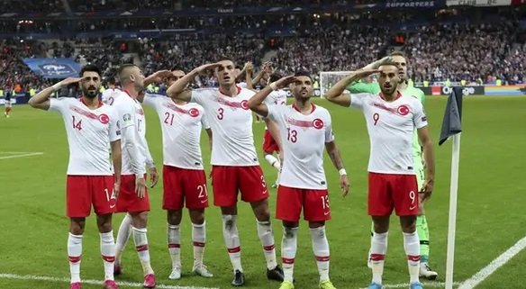 disparition2 4.jpg?resize=412,275 - Football: Une enquête est ouverte par l'UEFA suite au salut militaire du match France-Turquie