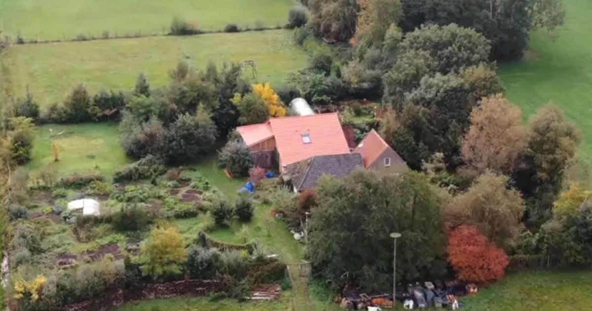 dutch family of seven discovered living in a farmhouse basement and police are inquiring the reason.jpg?resize=412,275 - Une famille de sept personnes a vécu dans le sous-sol d'une ferme pendant neuf ans en attendant la fin du monde