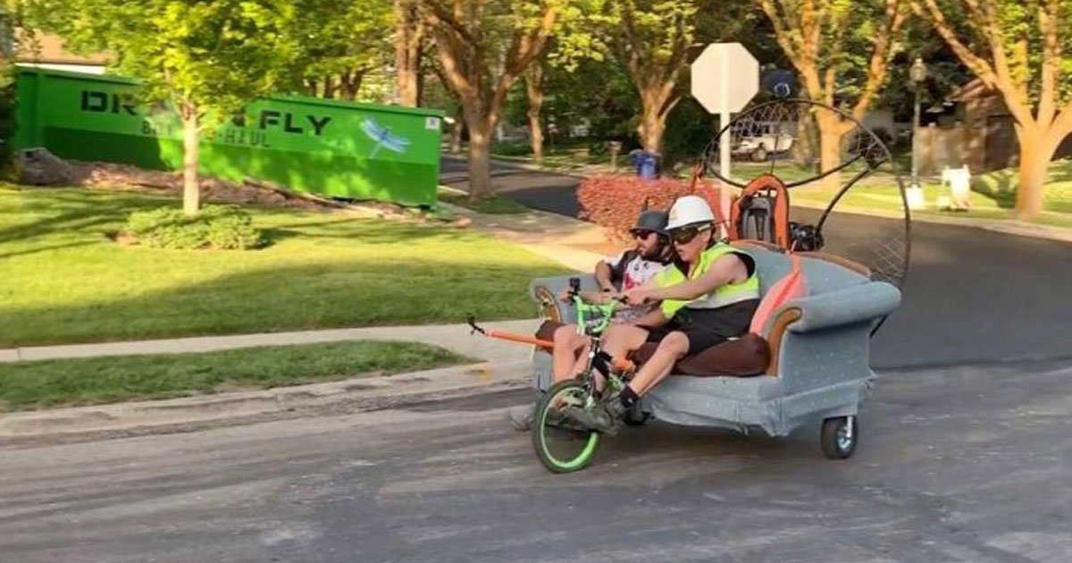 fan powered couch mcdonalds.jpg?resize=412,275 - Deux amis ont transformé leur canapé en véhicule pour d'aller chez McDonald's