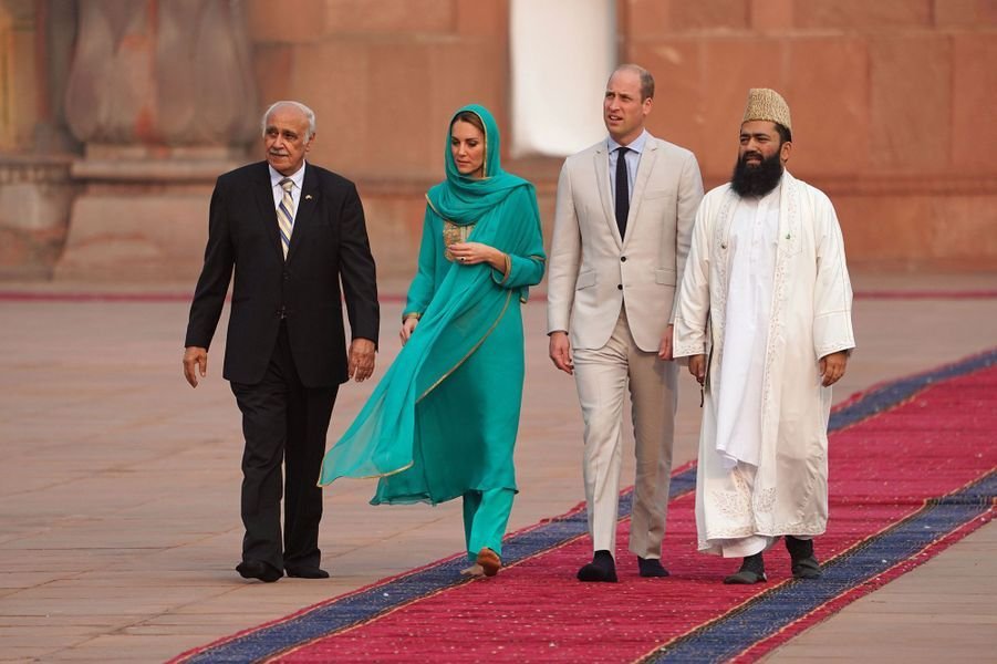 kate4.jpg?resize=1200,630 - Kate Middleton, en visite à la mosquée Badshahi, portait un magnifique voile turquoise