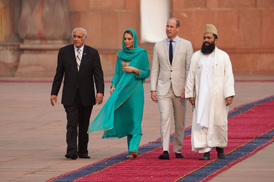 kate4.jpg?resize=412,275 - Kate Middleton, en visite à la mosquée Badshahi, portait un magnifique voile turquoise