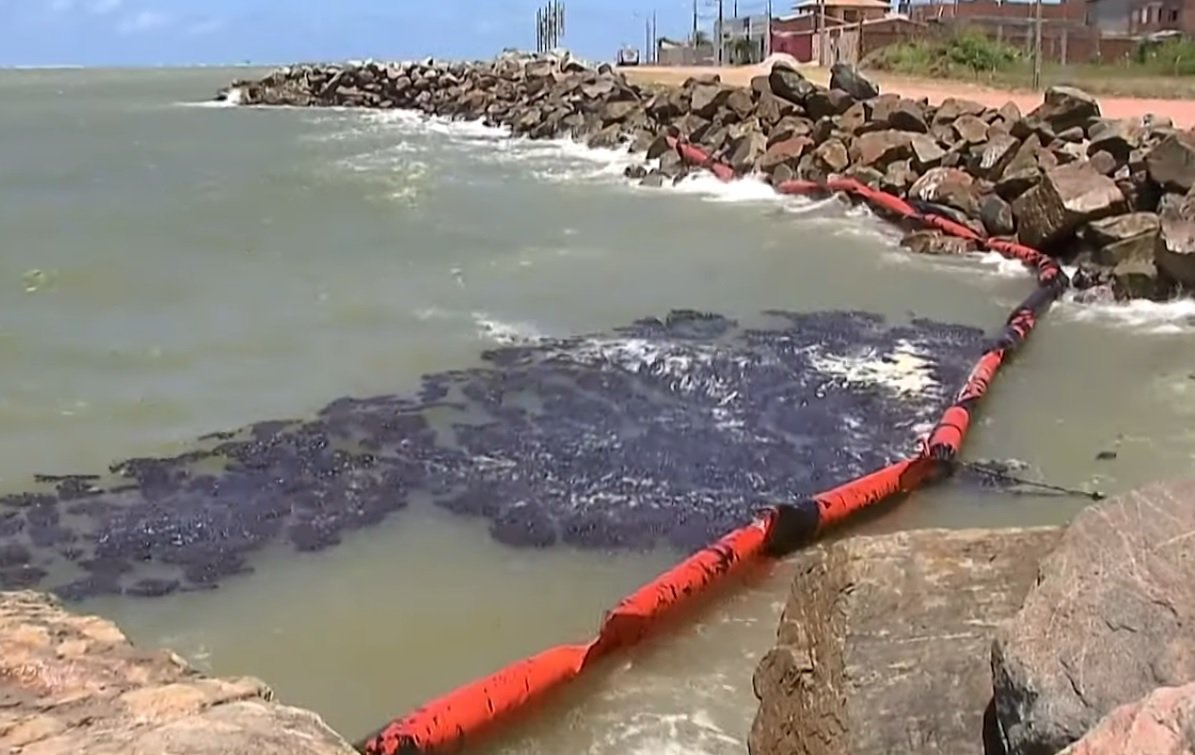 maree noire.jpg?resize=412,275 - Au nord-est du Brésil, une marée noire est en train de détruire le littoral