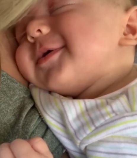 Ce Bebe Mignon Semble Sourire Dans Son Sommeil Vonjour Ce Bebe Mignon Semble Sourire Dans Son Sommeil Vonjour