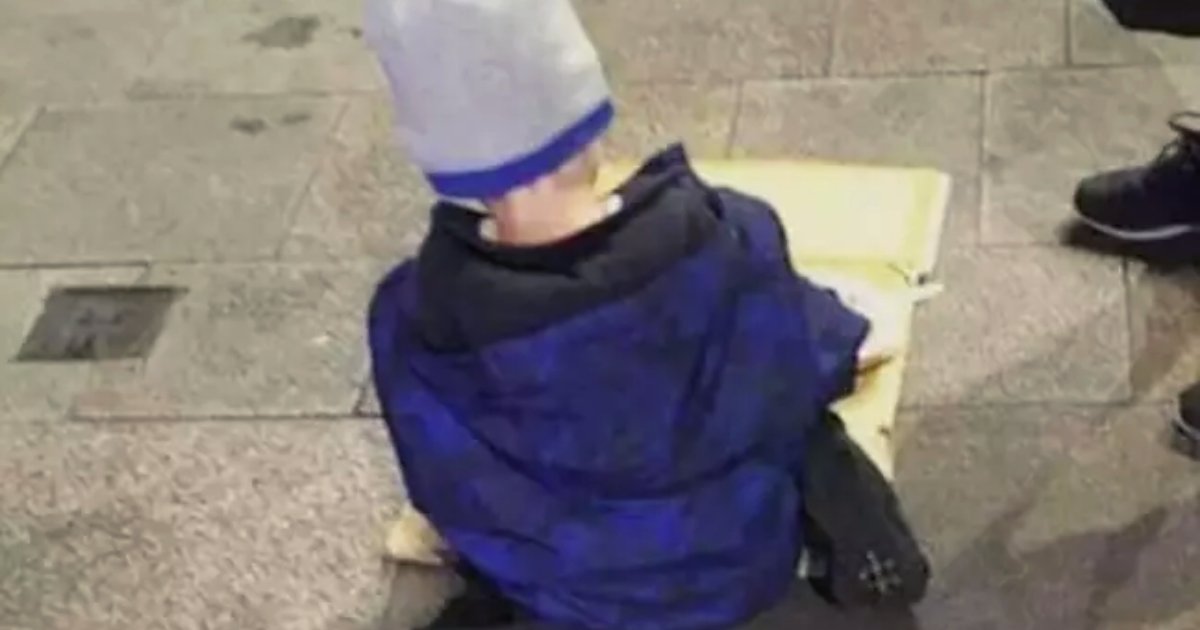 sam2.png?resize=1200,630 - Photo déchirante d'un garçon de 5 ans entrain de manger son repas sur un morceau de carton dans la rue