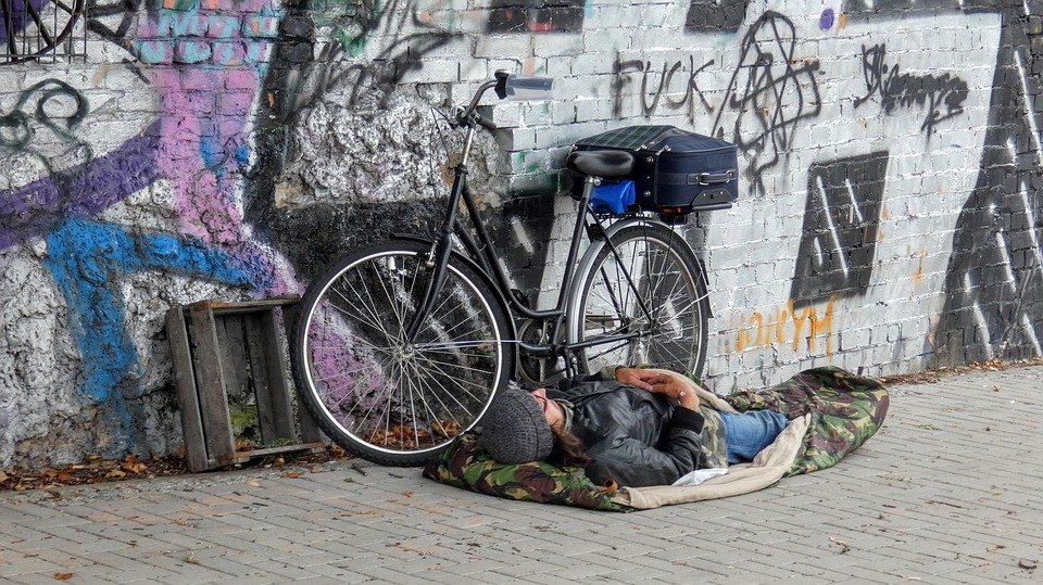 sdf.jpg?resize=412,275 - Un projet de loi propose de verbaliser les SDF d'une amende parce qu’ils vivent dans la rue...