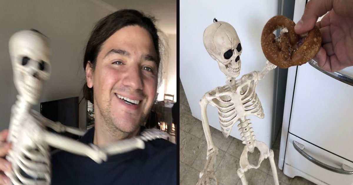 untitled 1 36.jpg?resize=1200,630 - Pour Halloween, un homme a décidé d'adopter un squelette en tant que membre de sa famille