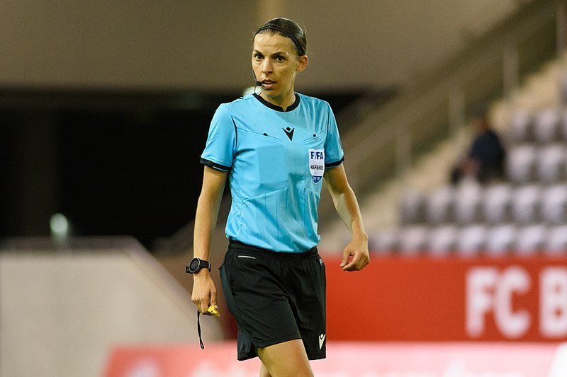 800px stephanie frappart 20190925.jpg?resize=1200,630 - La Française Stéphanie Frappart désignée meilleure arbitre féminine du monde de l’année