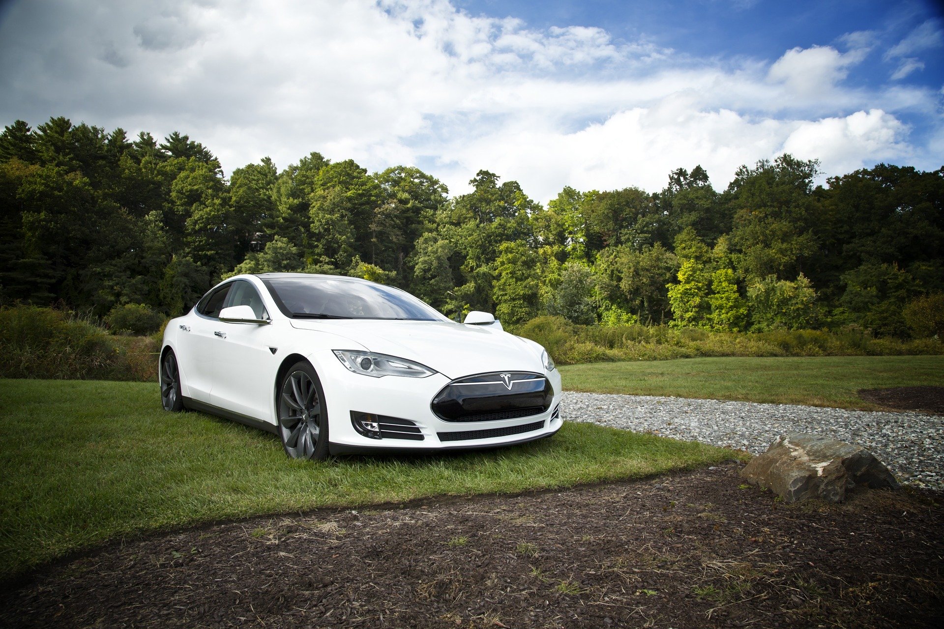 car 1209912 1920.jpg?resize=412,275 - Technologie: Tesla vient de déposer un brevet pour des essuie-glaces laser