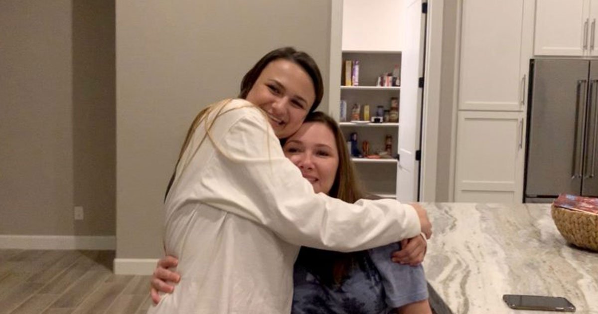 daughter surprised mother.jpg?resize=412,275 - Daughter Travelled 1100 Miles To Surprise Her Mother Who Is Recovering From A Car Crash