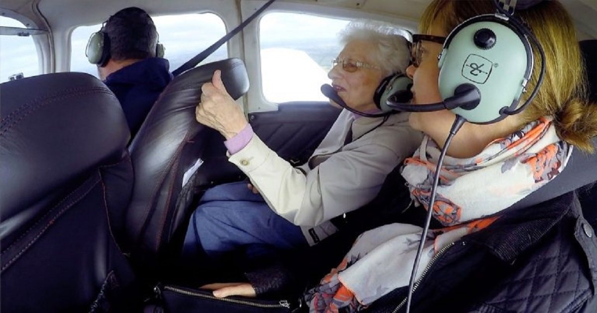 f3.jpg?resize=1200,630 - 90-Year-Old Woman Experienced Her First-Ever Flight In An Aircraft