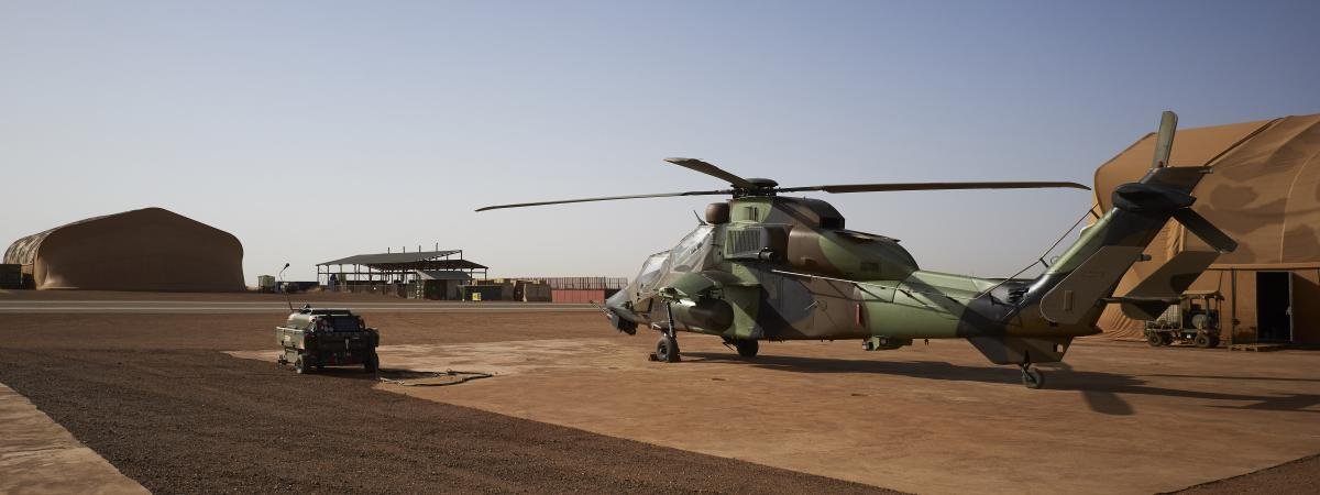 franceinfo.jpg?resize=412,275 - Accident d'hélicoptères au Mali : Treize militaires français sont "morts pour la France"