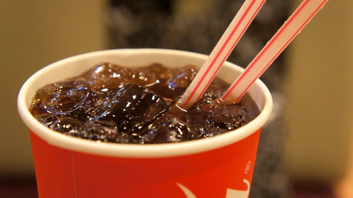 glass straw coke sparkling water food center food court share sweet drink 673078 jpgd.jpeg?resize=1200,630 - McDonald's a supprimé les pailles dans ses restaurants en France