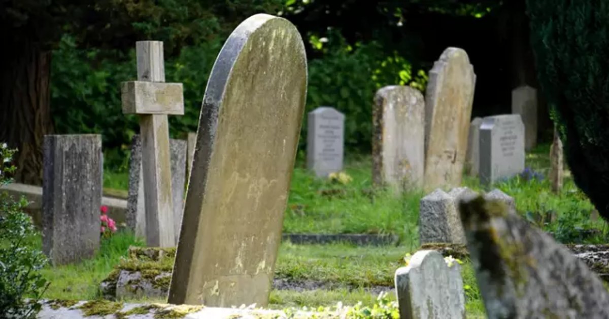 grave4.png?resize=412,275 - Un homme a profané la tombe de ses parents pour récupérer les os et gagner 300€ + une moto en échange