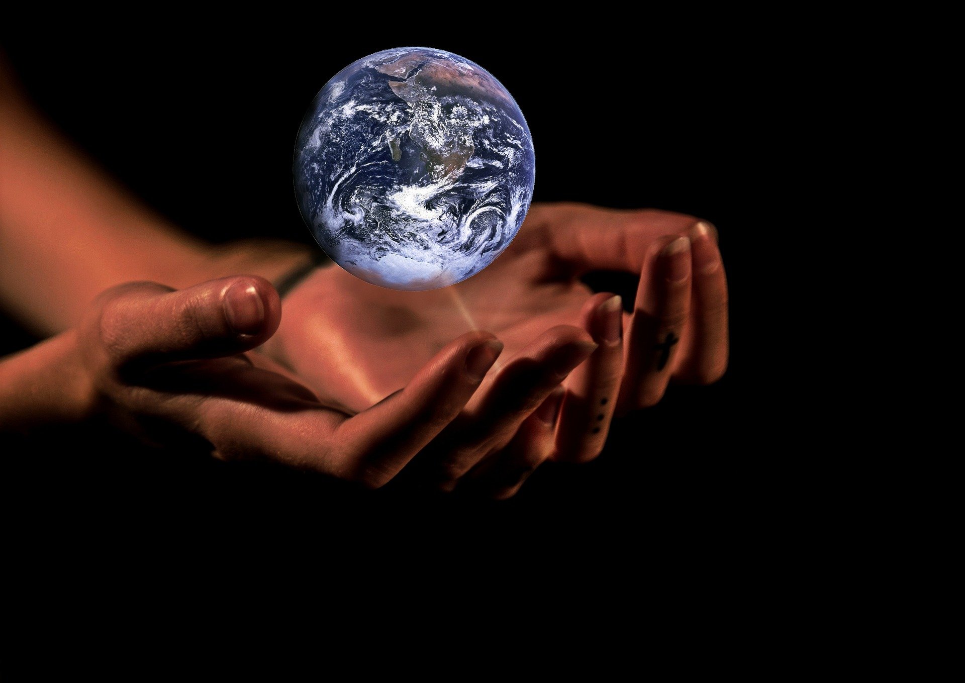 hands 1222866 1920.jpg?resize=412,232 - L’entrepreneur et philanthrope Hansjorg Wyss vient de faire un don de 1 milliard d'euros pour sauver la planète