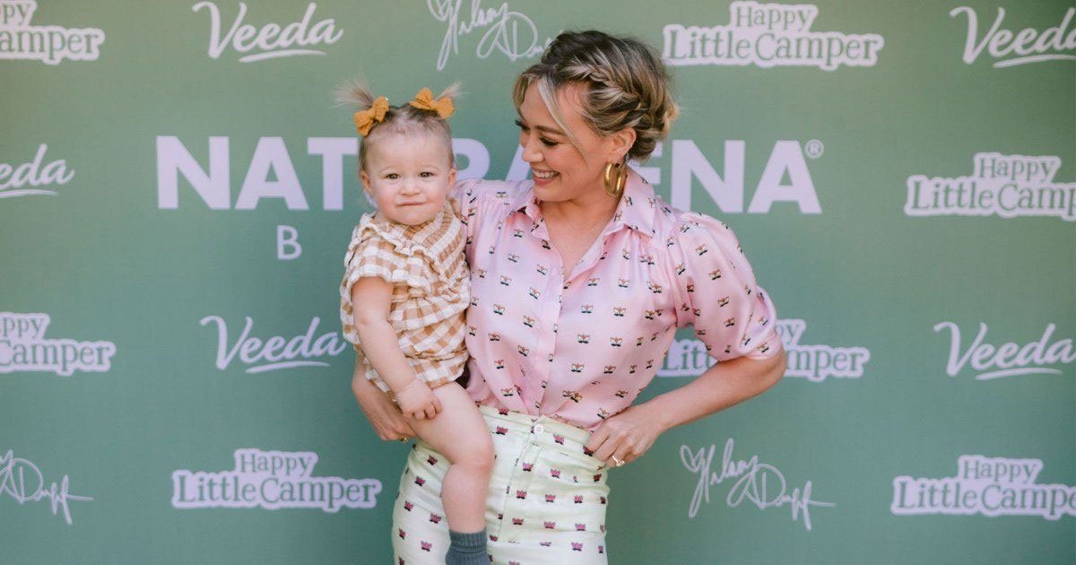 hilary duff captured enjoying with her daughter banks during a baby event.jpg?resize=412,275 - Hilary Duff a célébré le lancement de sa compagnie lors d'une garden-party avec sa fille