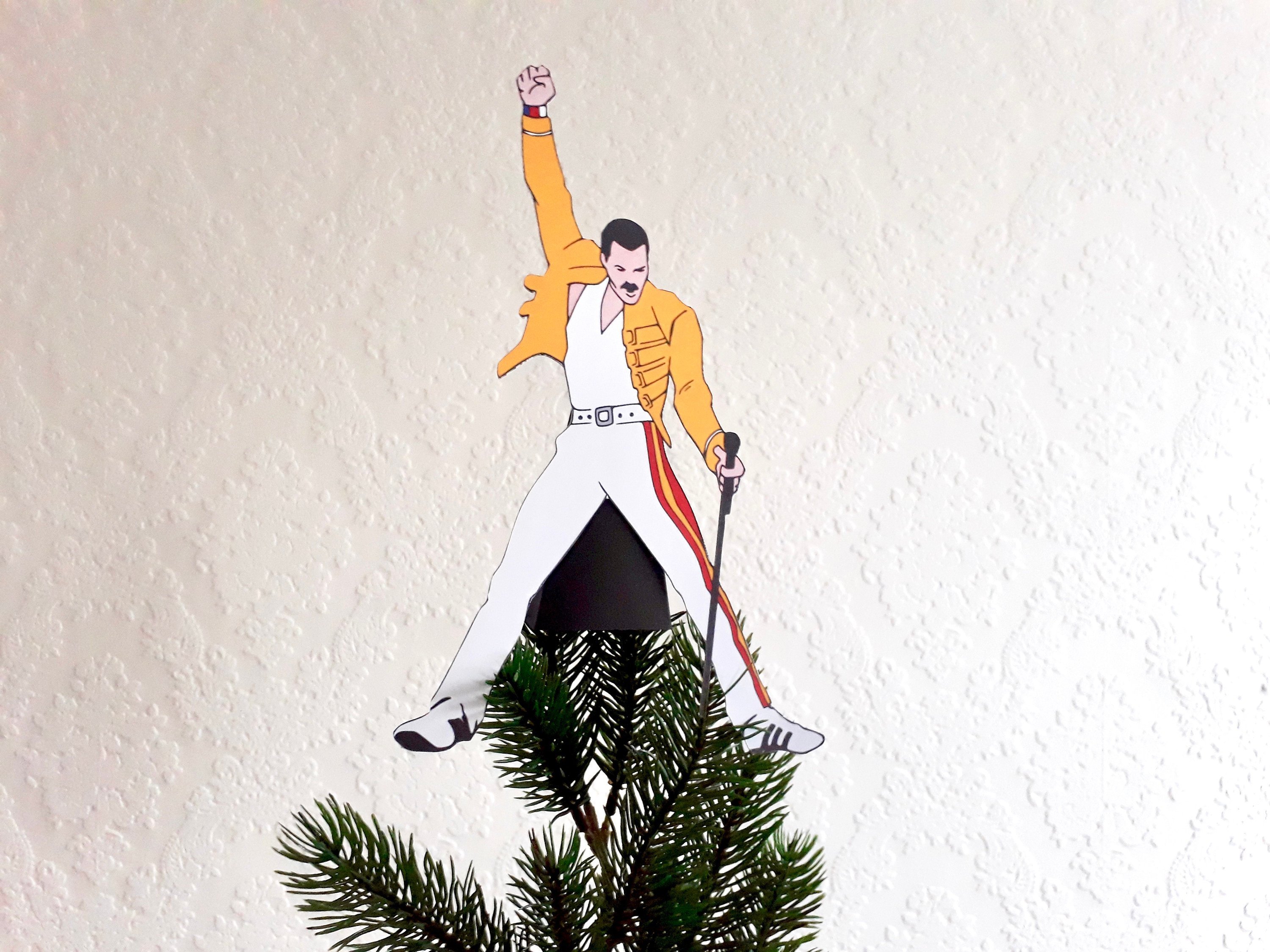 il fullxfull 1729742165 oq7g.jpg?resize=1200,630 - On a trouvé l'accessoire de Noël idéal : l'étoile de sapin Freddie Mercury