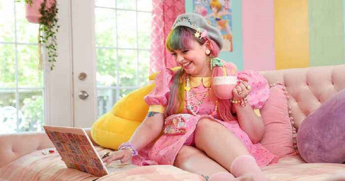 k3 1.jpg?resize=1200,630 - Anime-Loving "Kawaii" YouTuber Lives A Colorful Life In Her Rainbow-Themed House