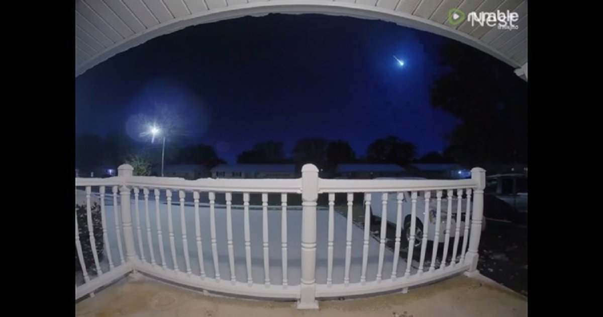 m3 2.jpg?resize=1200,630 - Spectacular Meteor Caught On Security Camera As It Majestically Flashed Across The Night Sky