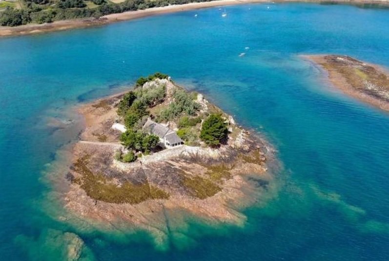 maison.jpg?resize=1200,630 - Pour seulement 1,7 millions d'euros, vous pouvez devenir le propriétaire d'une île des Côtes-d’Armor