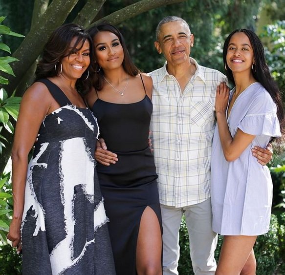 obama1.jpg?resize=412,275 - Michelle Obama est de retour sur les réseaux sociaux en partageant un joli portrait de famille