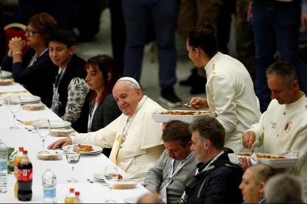 paris match.jpg?resize=412,275 - Le pape veut faire réagir face à la pauvreté : 1500 pauvres et sans-abri invités pour un repas au Vatican