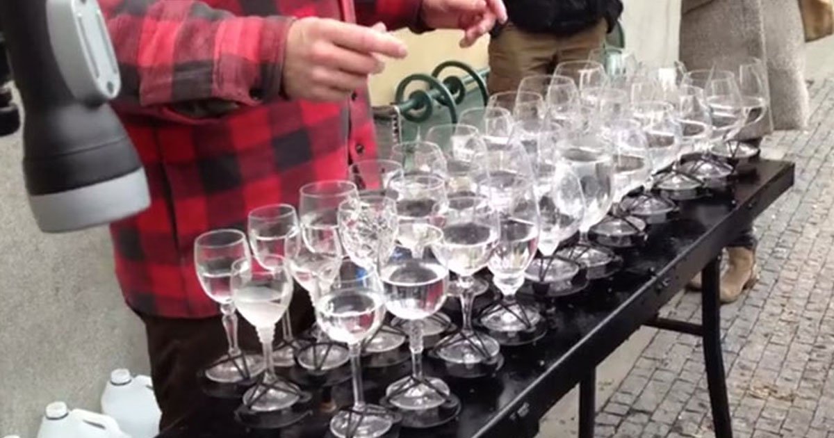 performer hallelujah wine glasses.jpg?resize=412,275 - Street Performer Played ‘Hallelujah’ Using Only Crystal Wine Glasses
